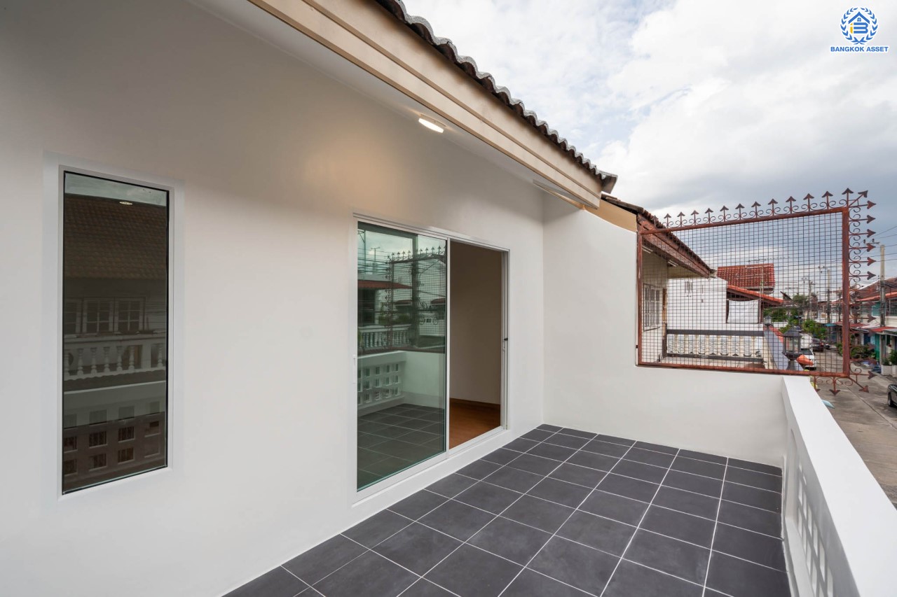 บ้านมือสองตกแต่งใหม่ ม.บัณฑิตโฮม ดอนเมือง เนื้อที่ 22.5 ตร.ว. ฟังก์ชัน 3 ห้องนอน 2 ห้องน้ำ จอดรถได้ 1 คัน บนทำเลศักยภาพ หน้าโครงการติดถนนวิภาวดี ใกล้สนามบินดอนเมือง ฟิวเจอร์พาร์ครังสิต, ม.รังสิต จุดขึ้นทางด่วน "โทลเวย์" และรถไฟฟ้าสายสีแดง "สถานีหลักหก"